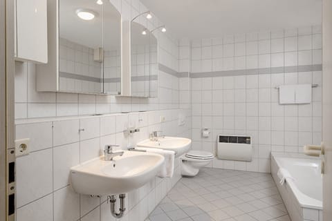 Apartment | Bathroom | Deep soaking tub, free toiletries, hair dryer, towels