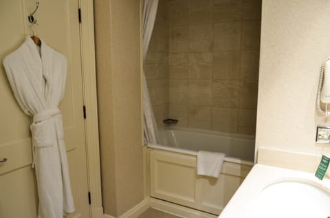 Combined shower/tub, deep soaking tub, free toiletries, hair dryer