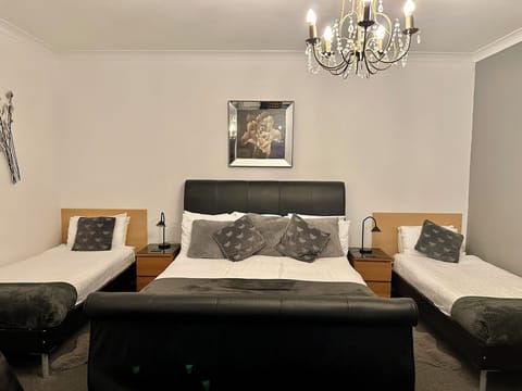 Deluxe Family Room (Room 2) | Free WiFi, bed sheets