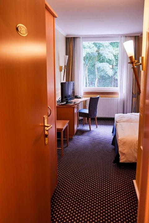 Classic Double Room | Hypo-allergenic bedding, in-room safe, desk, laptop workspace