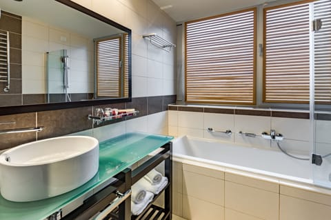 Single Room | Bathroom | Deep soaking tub, free toiletries, hair dryer, towels