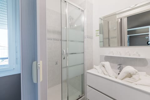 Quadruple Room | Bathroom | Shower, free toiletries, hair dryer, towels