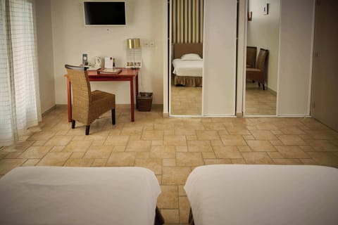 Deluxe Twin Room, Ensuite (Douves) | Individually decorated, individually furnished, desk, laptop workspace