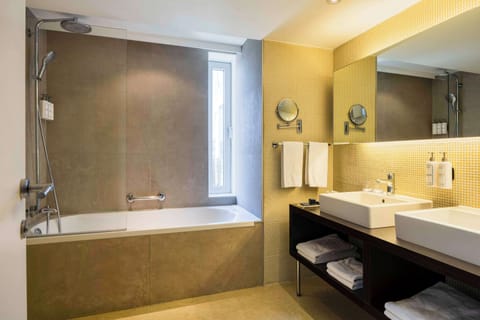 Junior Suite, Terrace | Bathroom | Shower, free toiletries, hair dryer, towels