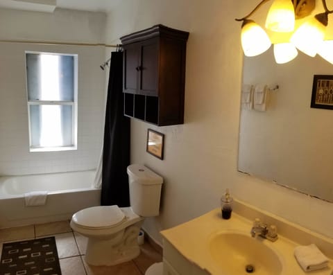 Suite (Playroom) | Bathroom | Free toiletries, hair dryer, bidet, towels