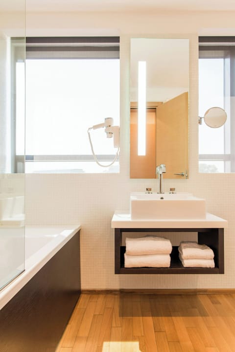 Suite, 1 Double Bed | Bathroom | Free toiletries, hair dryer, bidet, towels