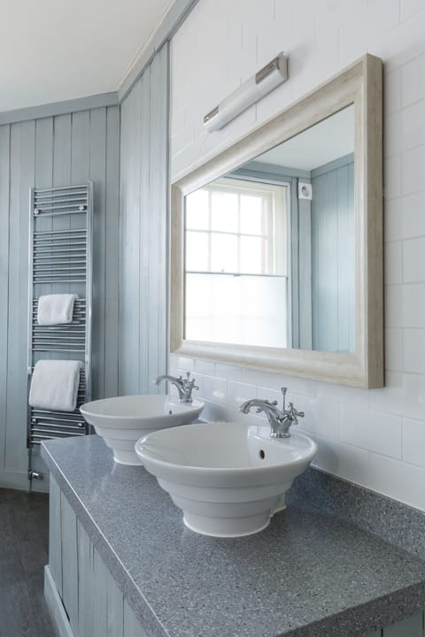 Superior Double Room | Bathroom sink