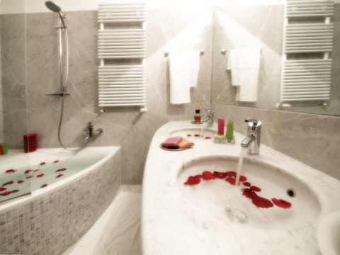 Suite | Bathroom | Deep soaking tub, free toiletries, hair dryer, bidet