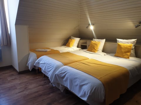 Comfort Triple Room | 1 bedroom, premium bedding, blackout drapes, iron/ironing board