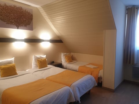 Comfort Triple Room | 1 bedroom, premium bedding, blackout drapes, iron/ironing board