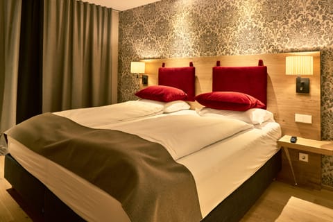 Deluxe Chalet | Premium bedding, in-room safe, individually decorated, desk