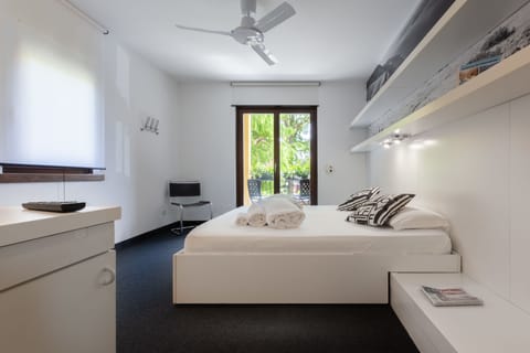 Egyptian cotton sheets, premium bedding, down comforters, minibar