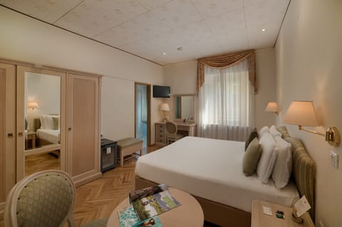 Minibar, in-room safe, desk, free WiFi