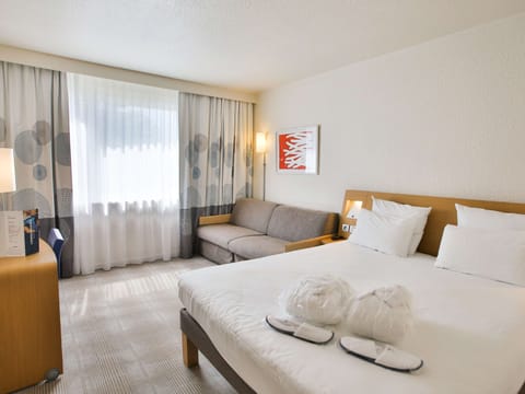 Executive Room, 1 Double Bed | Free minibar, in-room safe, desk, blackout drapes