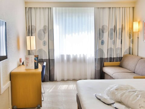 Executive Room, 1 Double Bed | Free minibar, in-room safe, desk, blackout drapes