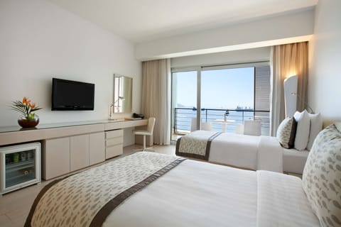 Room (Premier Club Twin) | Premium bedding, free minibar, in-room safe, desk