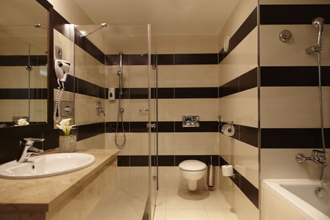 Junior Suite | Bathroom | Hair dryer, bathrobes, towels