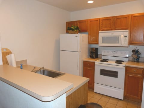 Near Disney: Mickey's Fun In The Sun Private Home | Private kitchen | Full-size fridge, microwave, oven, stovetop