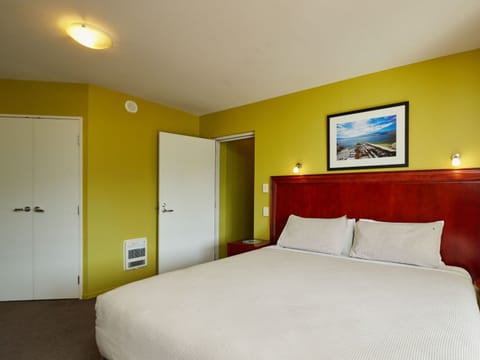 Suite, 1 Bedroom | Premium bedding, iron/ironing board, free rollaway beds, free WiFi