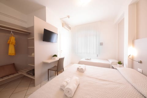 Classic Triple Room | In-room safe, desk, free WiFi, bed sheets