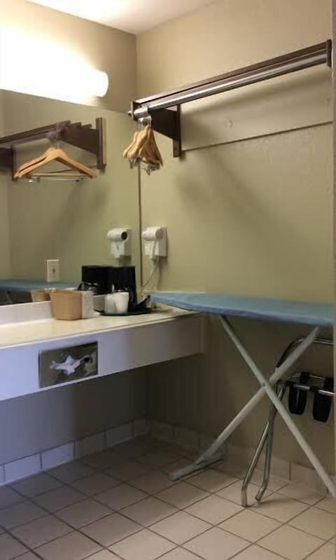 Combined shower/tub, free toiletries, hair dryer, towels