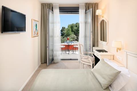 Single Room | Egyptian cotton sheets, premium bedding, down comforters