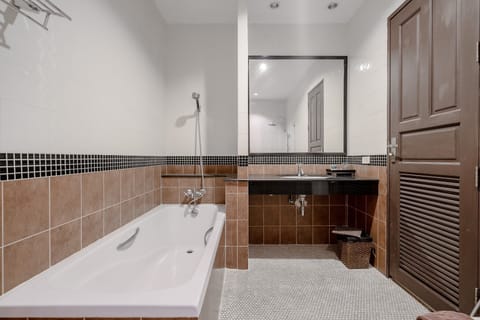 Deluxe Room | Bathroom | Free toiletries, hair dryer