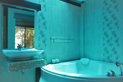 Beachfront Honeymoon Suite  | Deep soaking bathtub