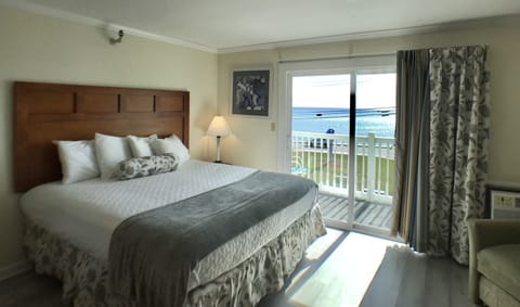 3rd Floor, Front Ocean View, 1 King Bed, Butlers Pantry, Private Deck | Desk, free WiFi, bed sheets