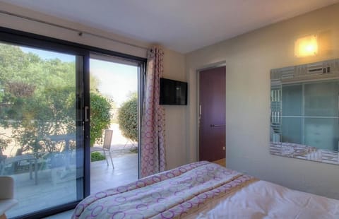 Double Room, Terrace (Mauve) | Individually decorated, individually furnished, blackout drapes