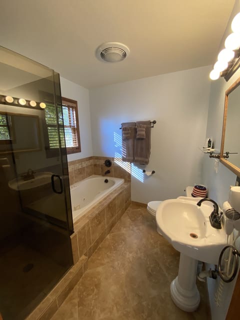 Old Glory Room, 1 King Bed, Jetted Tub | Bathroom | Designer toiletries, hair dryer, towels