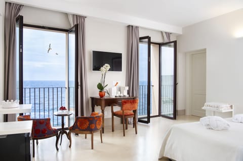 Junior Suite, Sea View | Premium bedding, minibar, in-room safe, desk