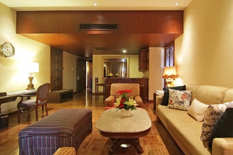 Intramuros Suite | Living area | 42-inch flat-screen TV with cable channels, TV