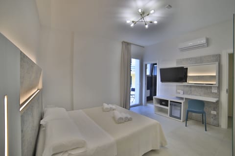 Deluxe Room | 1 bedroom, premium bedding, in-room safe, desk