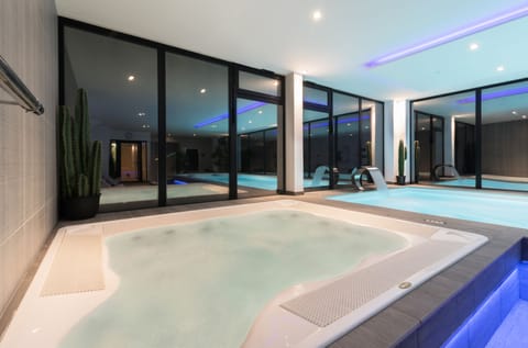 Indoor spa tub