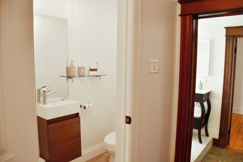 Deluxe Suite, Multiple Bedrooms, Bathtub | Bathroom | Free toiletries, towels