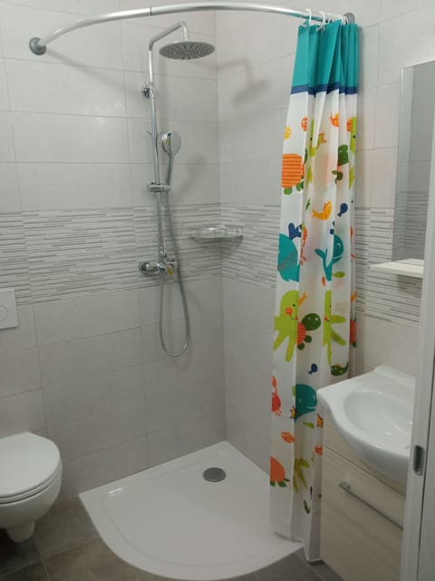 Family 2 rooms, Lake View | Bathroom | Shower, free toiletries, hair dryer, towels