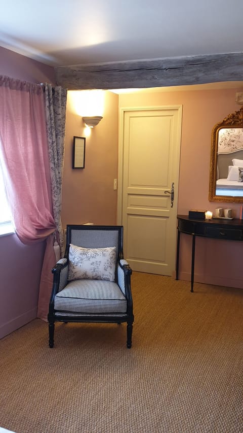 Room (Tilleul) | Individually decorated, individually furnished, desk, laptop workspace