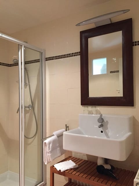 Room (Savane) | Bathroom | Shower, hair dryer, towels