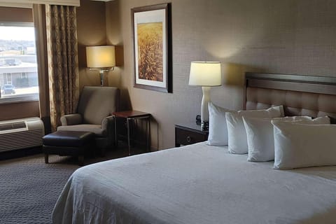 Premium bedding, in-room safe, desk, laptop workspace