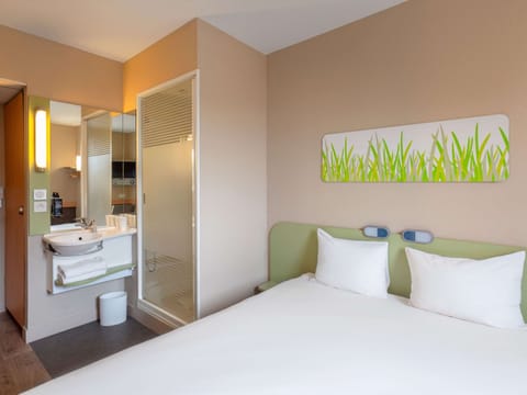 Double Room | Bathroom | Shower, eco-friendly toiletries, towels