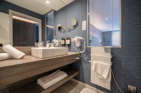 Minibar, blackout drapes, soundproofing, free WiFi