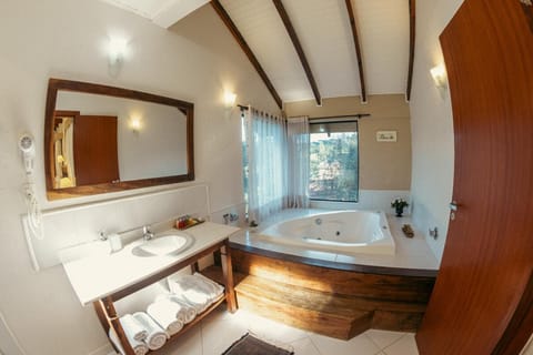 Cabin (Casal Luxo 6) | Minibar, individually decorated, individually furnished, desk