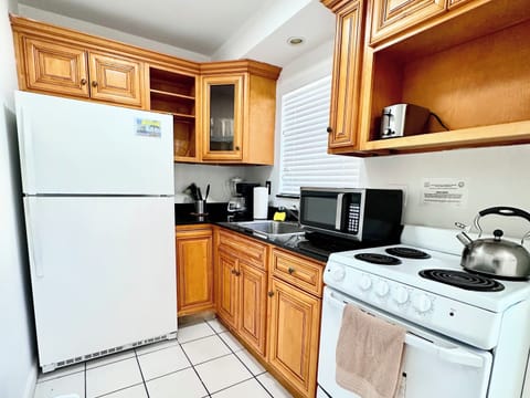 Apartment, 1 Bedroom | Private kitchen | Fridge, microwave, oven, stovetop