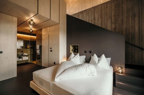 Hypo-allergenic bedding, minibar, in-room safe, individually decorated