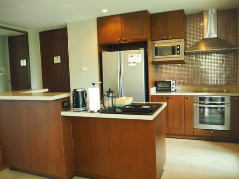 Luxury 2-Bedroom Condo Ocean View | Private kitchen | Full-size fridge, microwave, oven, stovetop