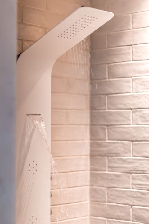 EL Suite Sea View | Bathroom | Shower, free toiletries, hair dryer, bathrobes