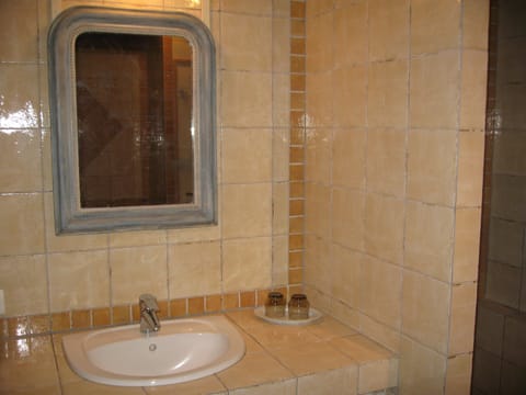 Traditional Room | Bathroom | Shower, rainfall showerhead, free toiletries, towels