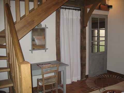 Traditional Room | Premium bedding, individually decorated, individually furnished, desk