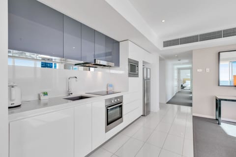 Lvl 29 (Above Hilton) - 2 Bedrooms, Accessible, Ocean View | Private kitchen | Fridge, microwave, oven, stovetop